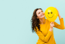 Imagem de mulher sorrindo com um balão amarelo