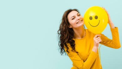 Imagem de mulher sorrindo com um balão amarelo