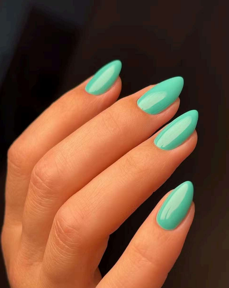 Esmalte da cor Verde-água, uma das cores tendência desse verão 