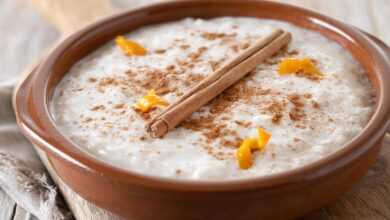 Prepare um arroz doce cremoso perfeite. Imagem: Freepik/ chandlervid85