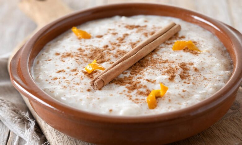 Prepare um arroz doce cremoso perfeite. Imagem: Freepik/ chandlervid85