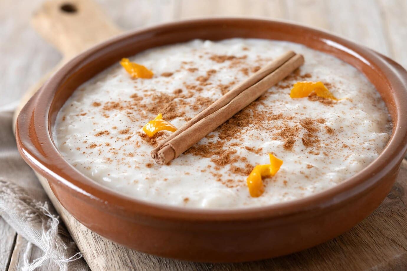 Prepare um arroz doce cremoso perfeite. Imagem: Freepik/ chandlervid85