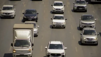 Imagem de vários carros na pista