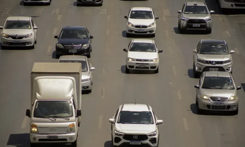 Imagem de vários carros na pista