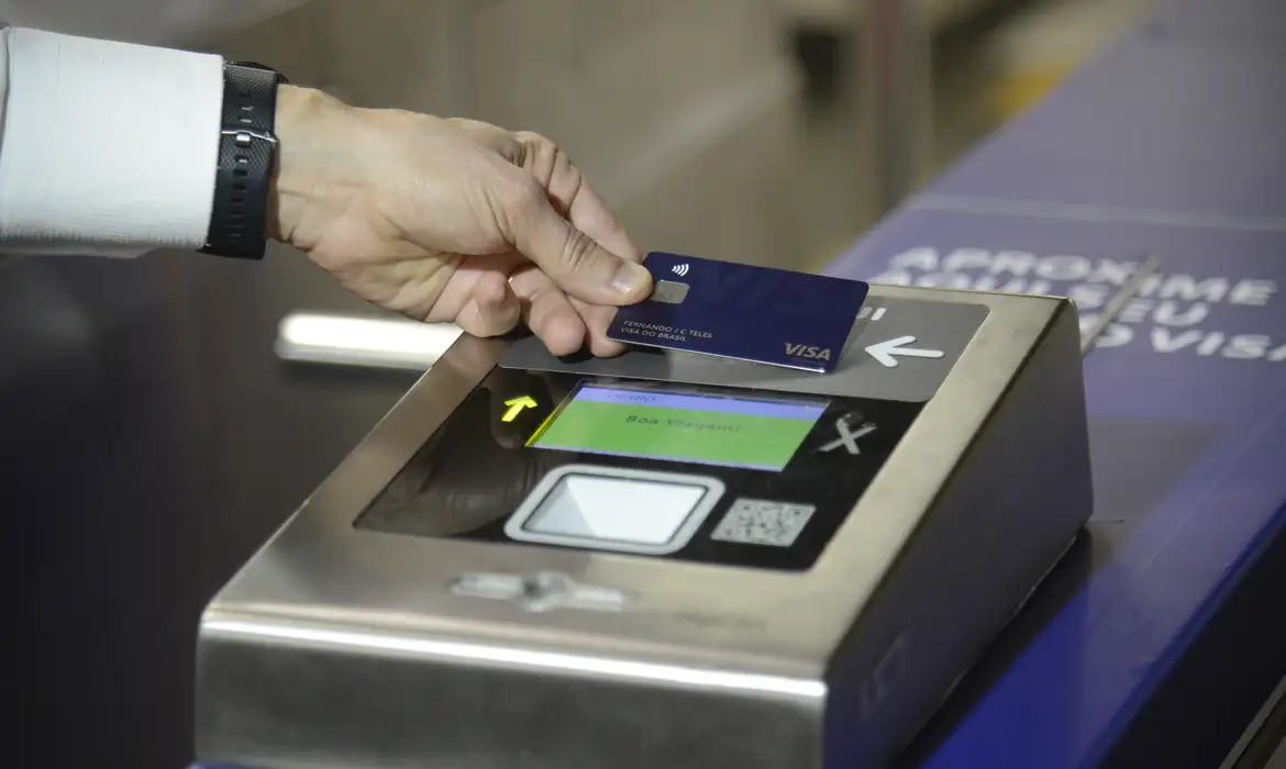 Imagem de uma pessoa aproximando o cartão em uma maquininha
