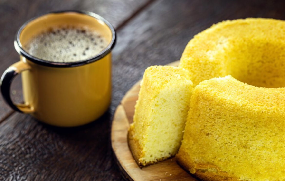 O bolo de flocão pode ser servido ainda morno com um café fresquinho. Imagem: Freepik.