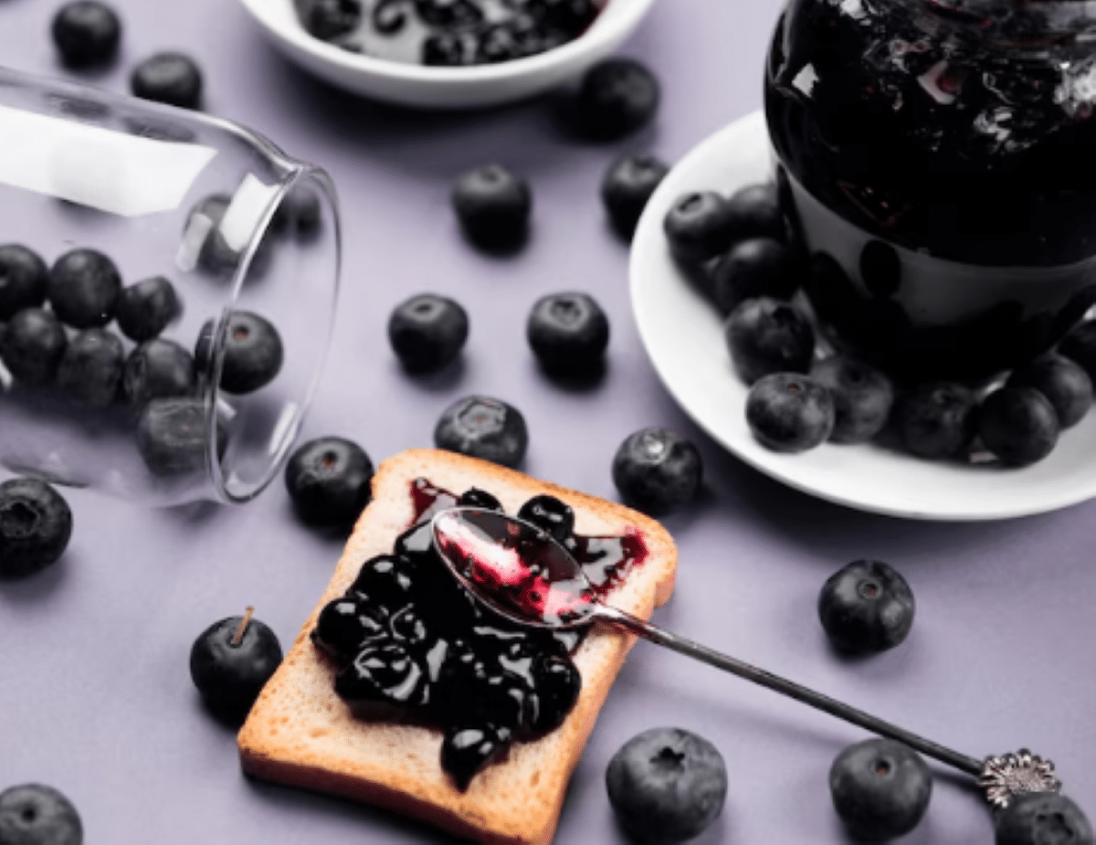 Geleia de amora para usar em sobremesas. Imagem: Freepik.