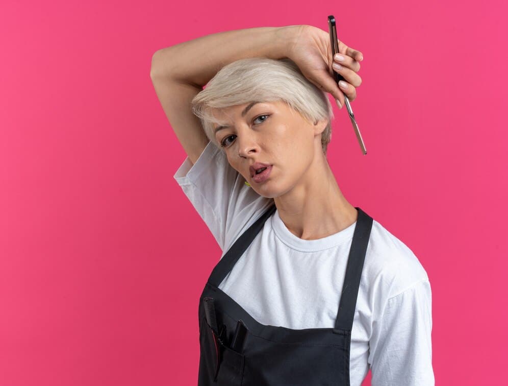 Cortes de cabelo que oferecem praticidade e estilo para os dias quentes. Imagem: Freepik/stockking