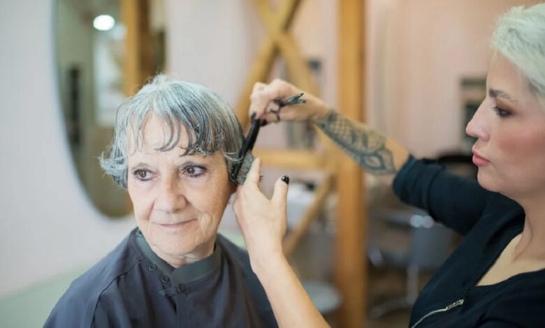 mulher idosa no salão de beleza.