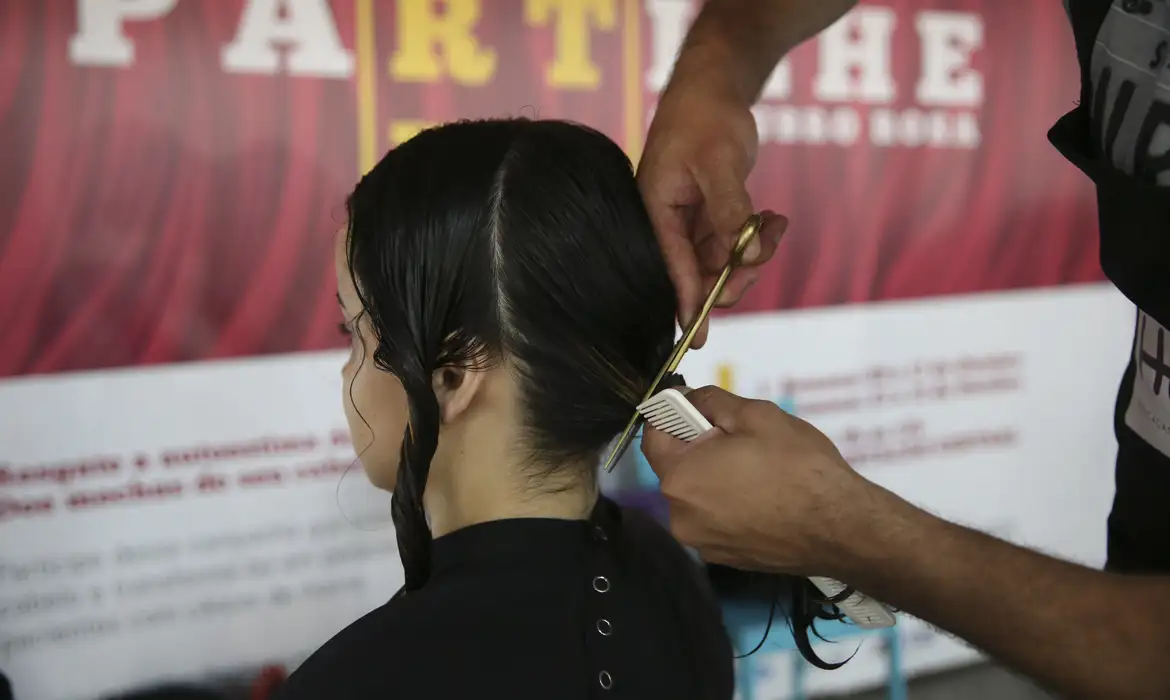 Este corte é particularmente benéfico para mulheres com cabelos finos, pois cria a ilusão de volume e textura. Imagem: Agência Brasil.