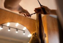 uma cliente a cortar o cabelo no cabeleireiro