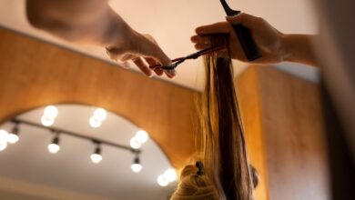 uma cliente a cortar o cabelo no cabeleireiro