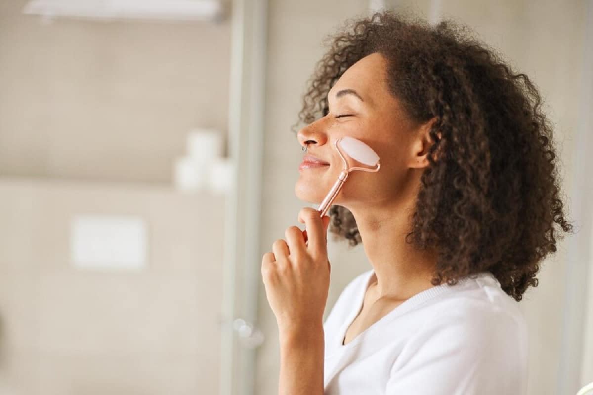 Pessoa praticando autocuidado físico