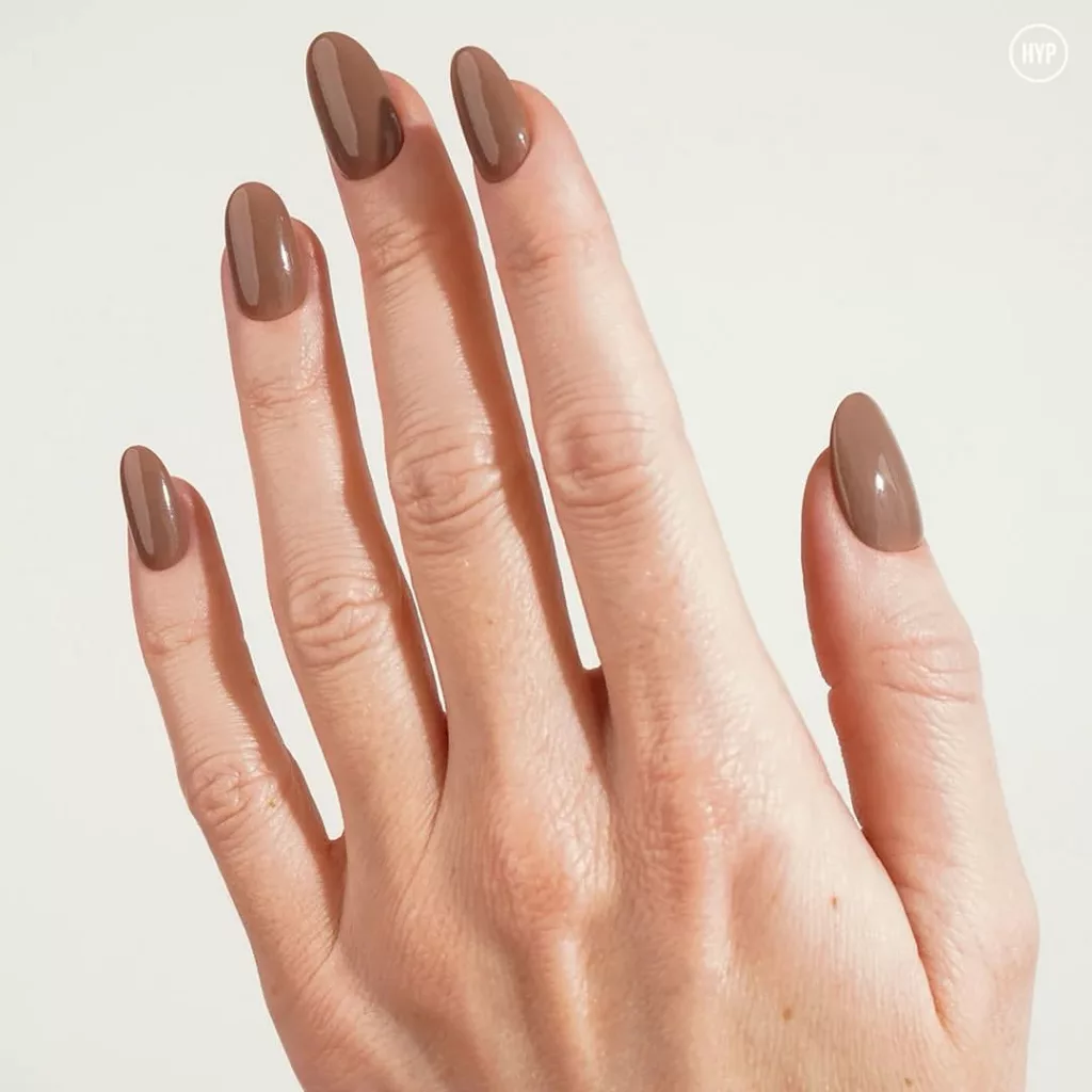 Esmalte da cor Mocha Mousse, uma das cores tendência desse verão 