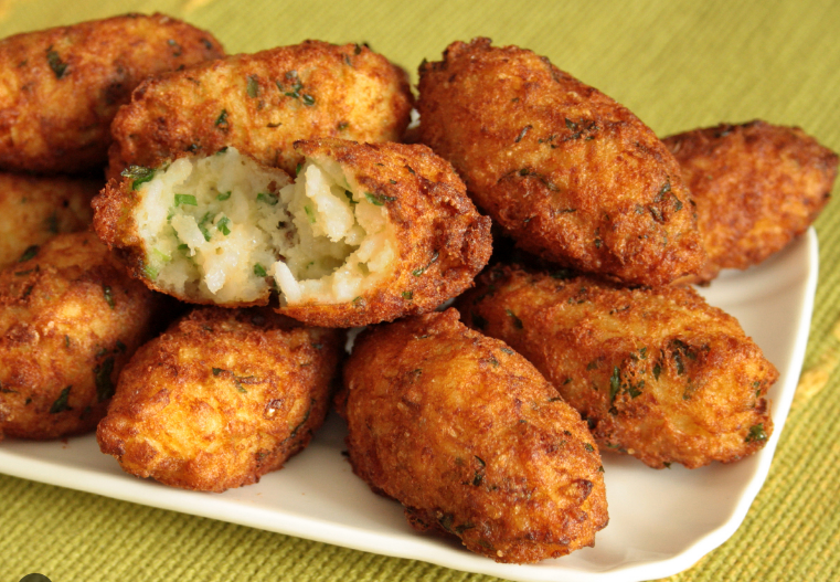 Bolinho de arroz crocante preparado na air fryer, com recheio macio e sem óleo.