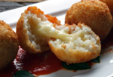 Bolinho de arroz crocante recheado com queijo derretido, preparado na air fryer.