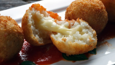 Bolinho de arroz crocante recheado com queijo derretido, preparado na air fryer.