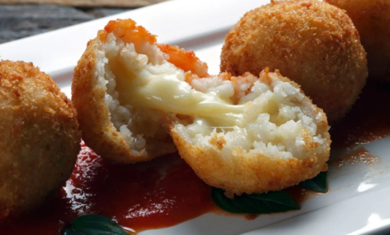 Bolinho de arroz crocante recheado com queijo derretido, preparado na air fryer.