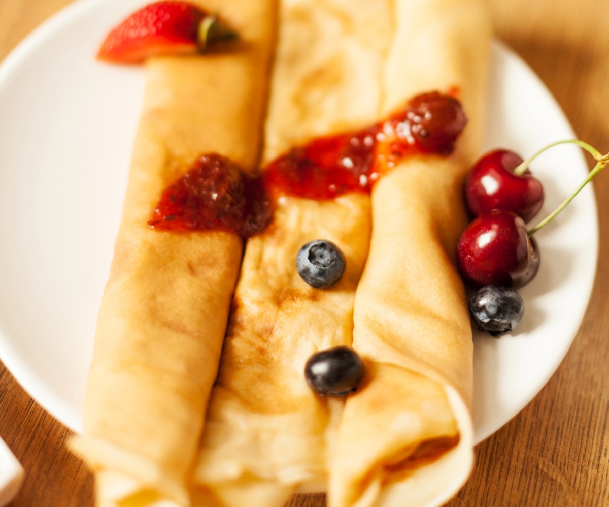 Panquecas douradas e bem recheadas, apresentadas de forma simples e deliciosa, com toque de sal e decoração.