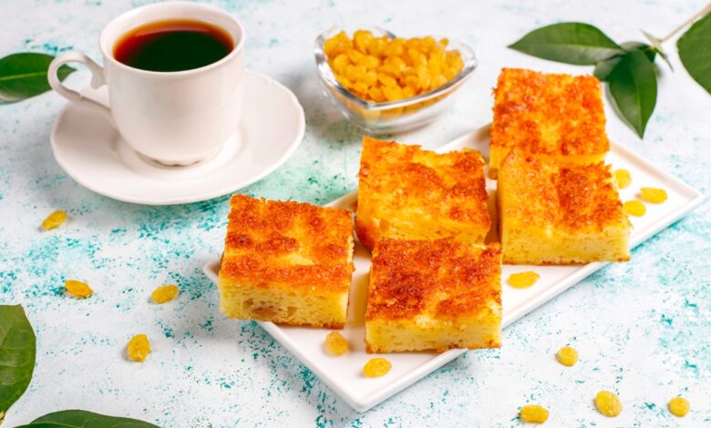 Bolo de fubá fofinho acompanhado de café e frutas, ideal para um café delicioso e prático.