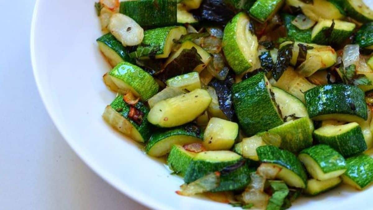 Prato de abobrinha refogada com cebola e ervas.