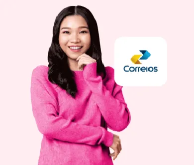 Mulher sorridente com suéter rosa ao lado do logo dos Correios, representando o atendimento presencial do Feirão Limpa Nome do Serasa