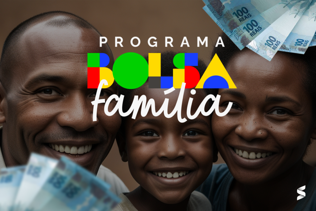 Família feliz recebendo o Bolsa Família com cédulas de dinheiro.