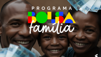 Família sorrindo com notas de dinheiro, representando o programa Bolsa Família. Imagem: Idosos Brasil