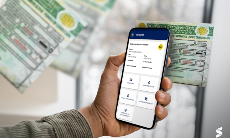 Motorista consulta sua CNH digital pelo celular com versão impressa ao fundo.