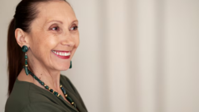 Mulher madura sorrindo com cabelos saudáveis e bem cuidados.