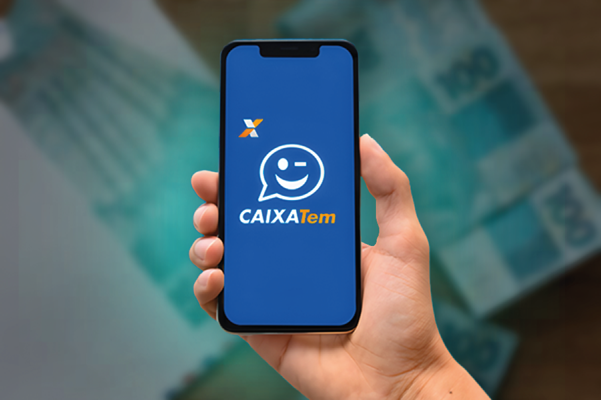 Aplicativo CAIXA Tem em um smartphone, com notas de 100 reais ao fundo, representando formas de recebimento do benefício.