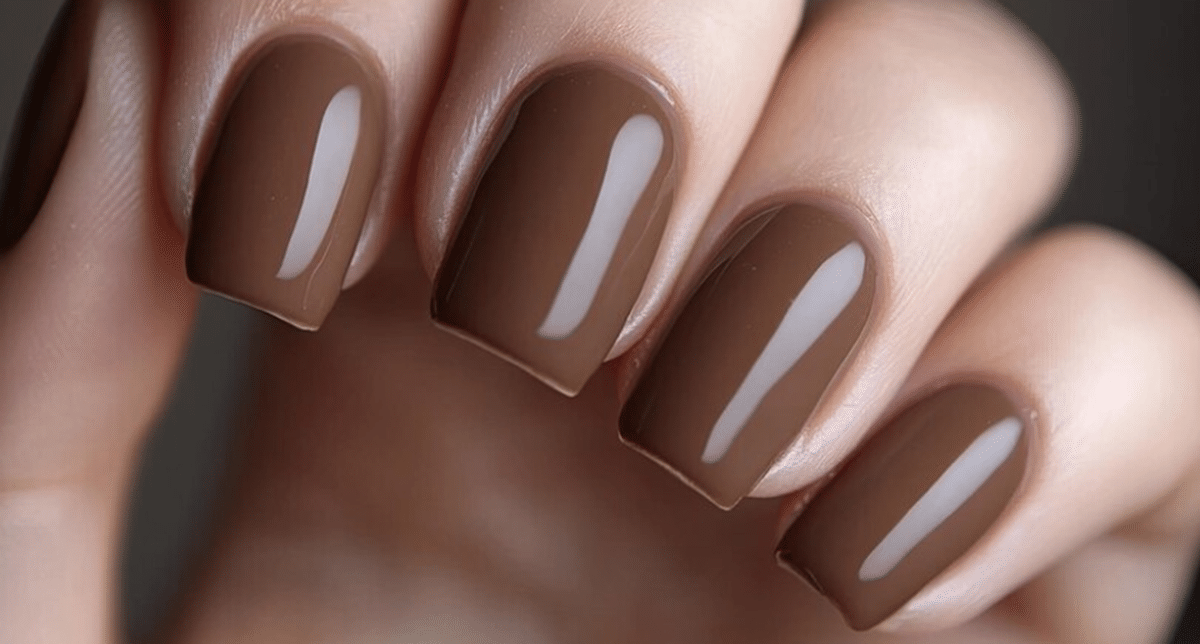 Unhas esmaltadas em tom marrom sofisticado, tendência para 2025.