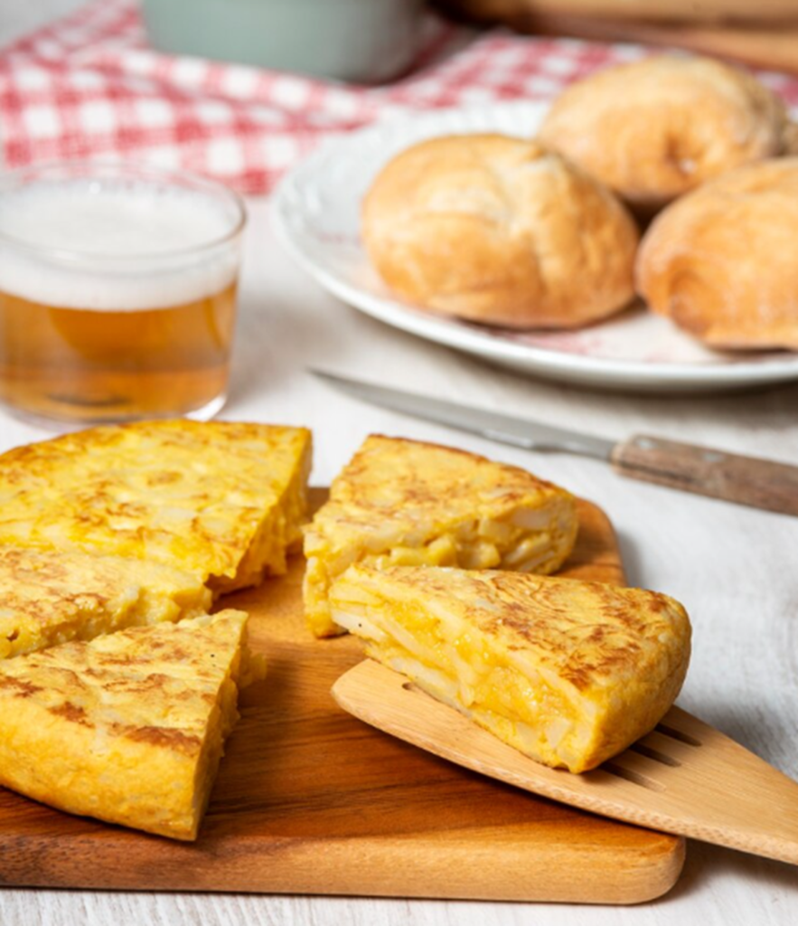 Ingredientes para preparar pão de milho, com milho e farinha.