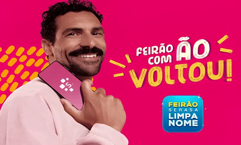 Homem sorrindo com celular na mão, anunciando o retorno do Feirão Serasa Limpa Nome