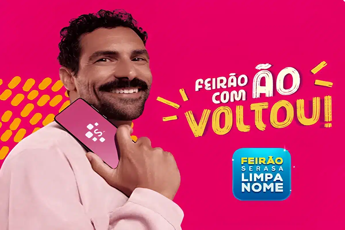 Homem sorrindo com celular na mão, anunciando o retorno do Feirão Serasa Limpa Nome