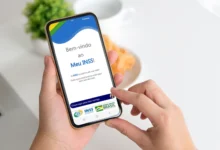 Imagem do aplicativo Meu INSS sendo acessado por um usuário em smartphone, destacando a interface de boas-vindas ao serviço.