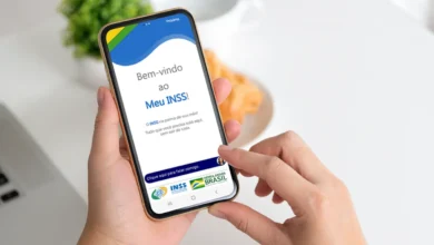 Imagem do aplicativo Meu INSS sendo acessado por um usuário em smartphone, destacando a interface de boas-vindas ao serviço.