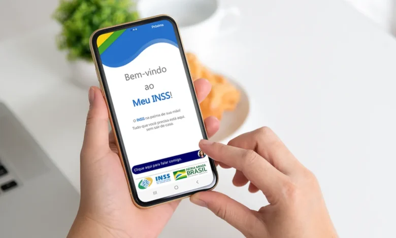 Imagem do aplicativo Meu INSS sendo acessado por um usuário em smartphone, destacando a interface de boas-vindas ao serviço.