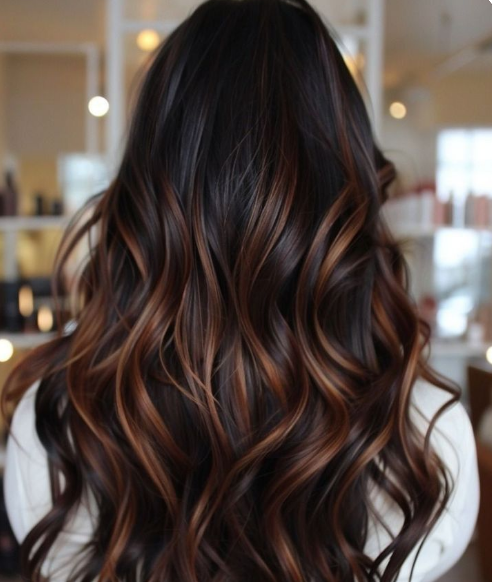 Cabelos com a técnica mocha mousse ombré hair, criando um efeito sofisticado e moderno.