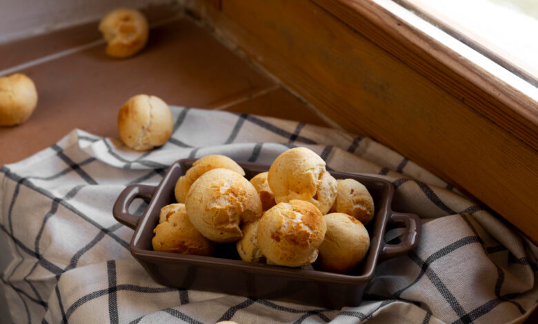 Pão de queijo caseiro crocante por fora e macio por dentro, servido em uma tigela rústica