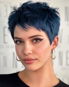 Mulher com corte pixie cut azul, um estilo moderno e ousado de cabelo curto.