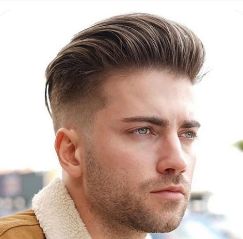 Homem com corte de cabelo pompadour com fade alto