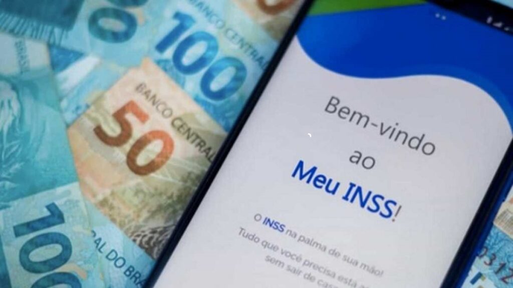 Cédulas de dinheiro sob um celular na página do aplicativo Meu INSS