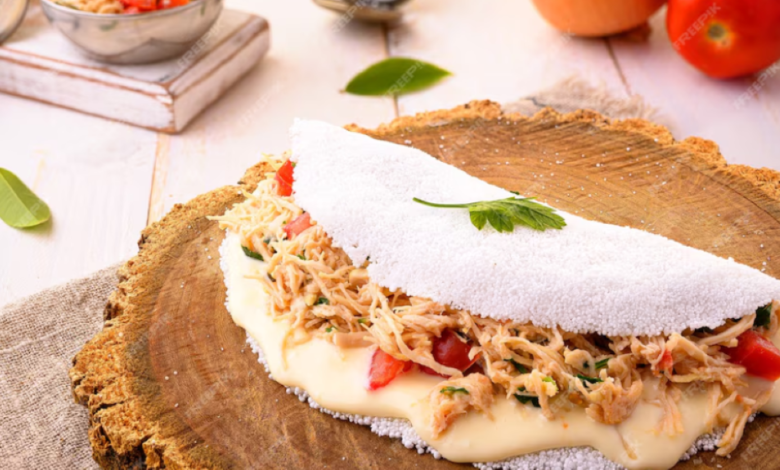 apioca recheada com frango desfiado, queijo derretido e temperos frescos