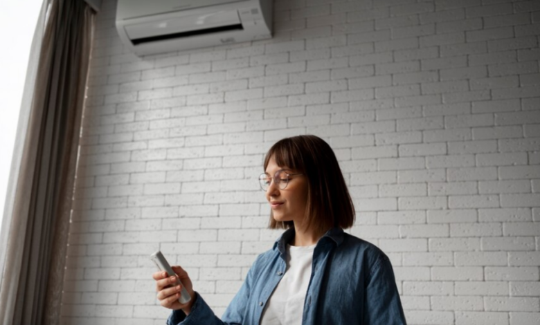 Mulher ajustando a temperatura do ar-condicionado com um controle remoto.