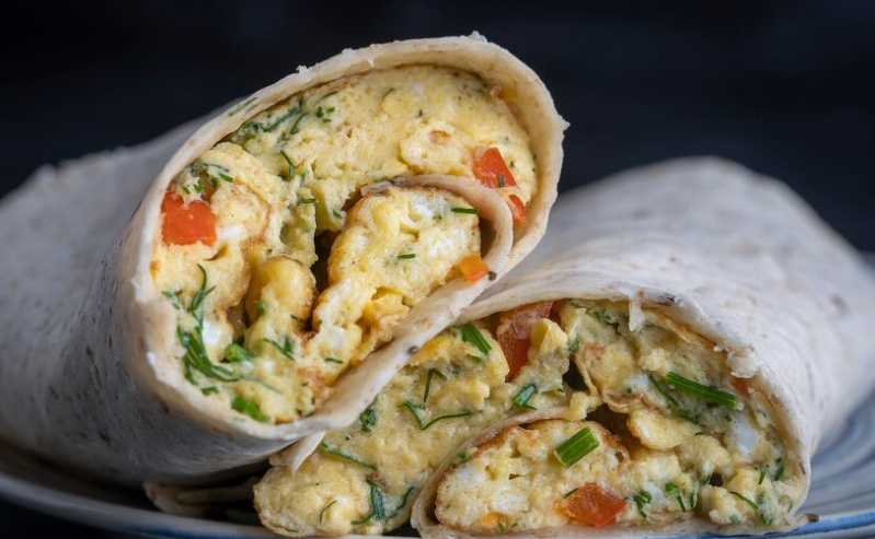 Wrap de omelete com ervas frescas e tomates.