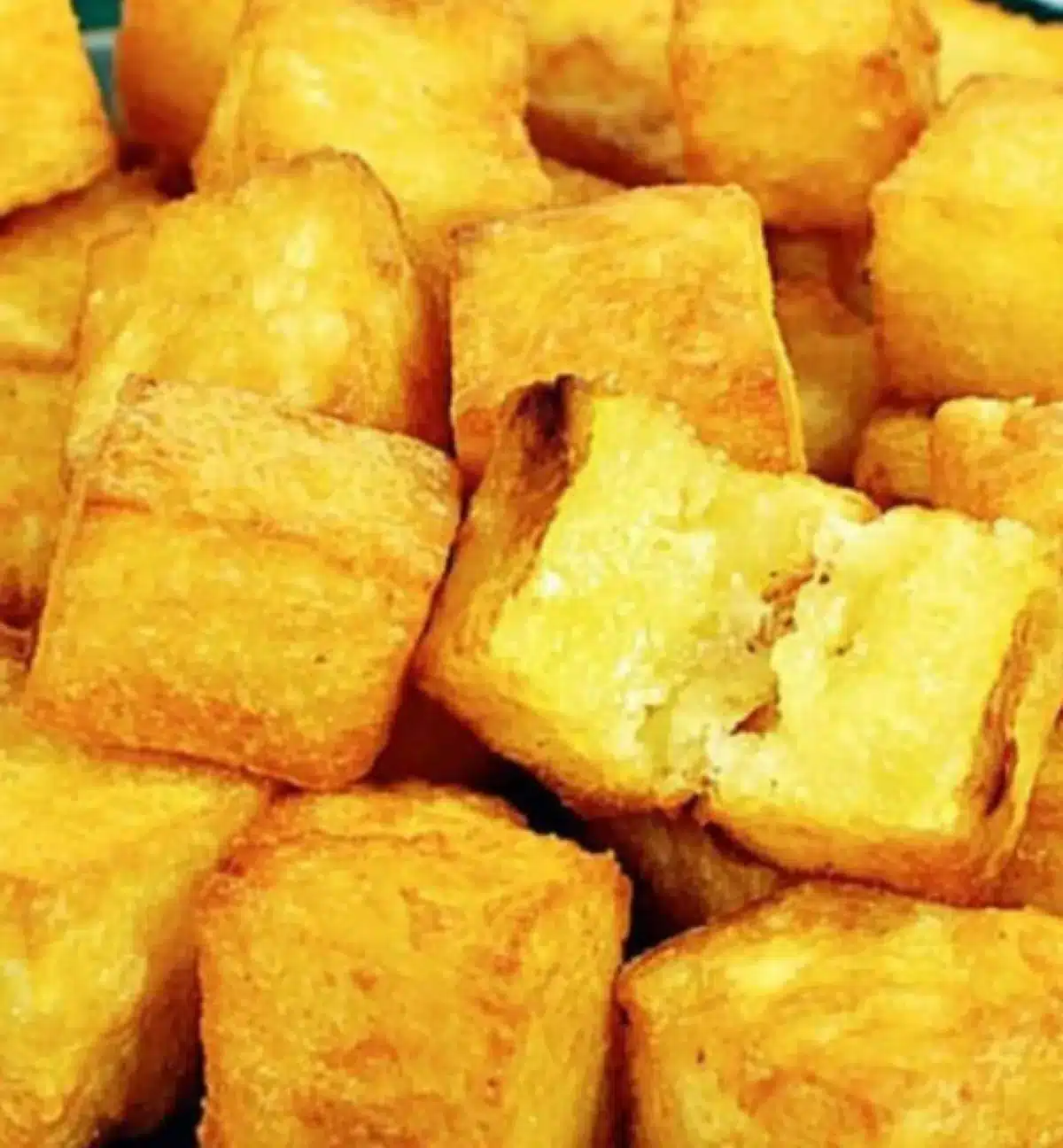 Almofadinhas de tapioca crocantes e douradas.