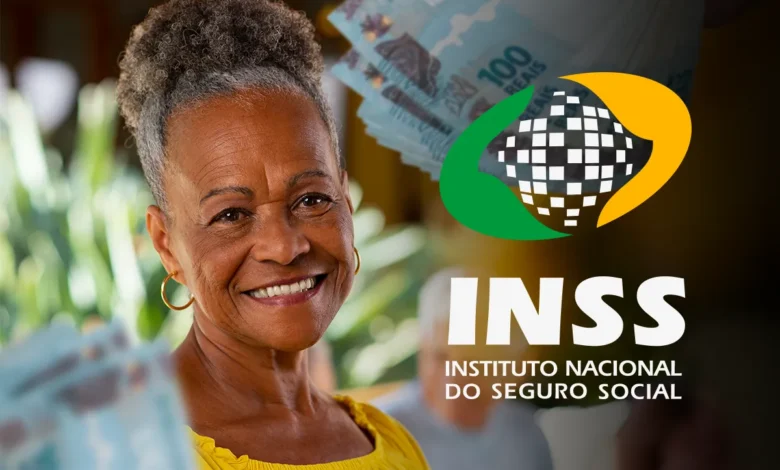 Mulher sorridente representando aposentadoria do INSS com dinheiro ao fundo