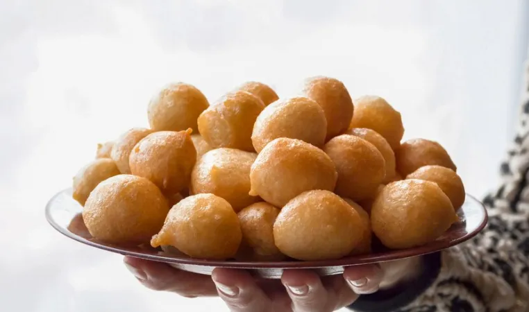  Bolinho de chuva de fubá recém-frito, servido em um prato.