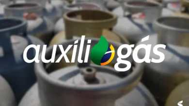 Vários botijões de gás com o logo do Auxílio Gás sobreposto.
